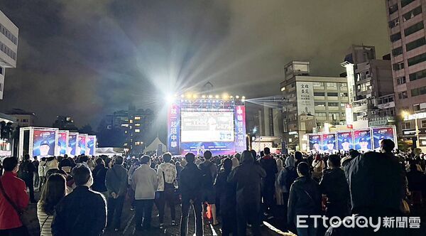 ▲2025年中華職棒總冠軍賽樂天桃猿對中信兄弟,市府將在市府廣場舉辦直播派對,圖為去年市府廣場舉辦的十二強棒球賽。(資料照/記者沈繼昌攝)