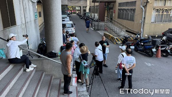 ▲▼「館長」陳之漢支持者聚集在新北地檢署。(圖/記者陳以昇攝)