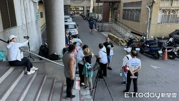 ▲▼「館長」陳之漢支持者聚集在新北地檢署。(圖/記者陳以昇攝)