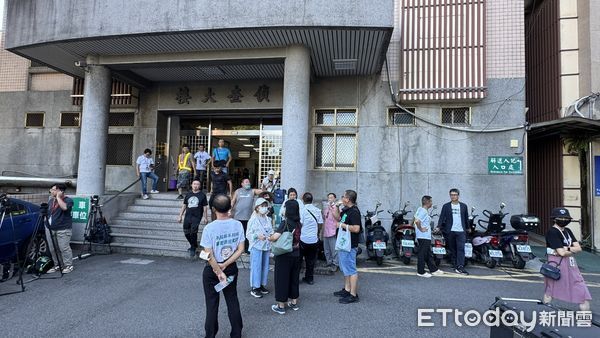 ▲▼「館長」陳之漢支持者聚集在新北地檢署。(圖/記者陳以昇攝)