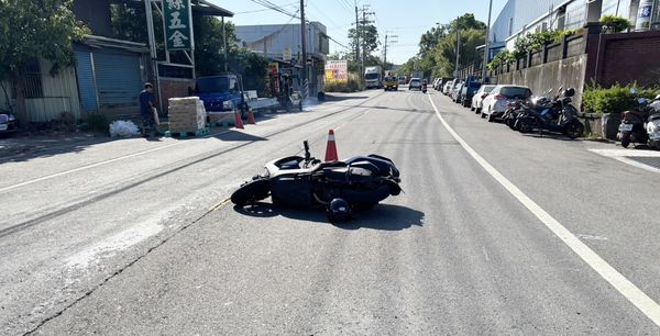 ▲桃園市余姓男子今天上午在楊梅區幼獅路駕駛堆高機搬運散落貨物時,女騎士不慎擦撞摔車。(圖/楊梅警方提供)