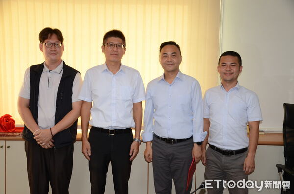 ▲台南市政府交通局長王銘德(右二)佈達新任停車工程科長孫允昌(左一)、新任公共運輸處長劉佳峰(左二)、新任交通管制科長劉昆和(右一)等人事案。(記者林東良翻攝)