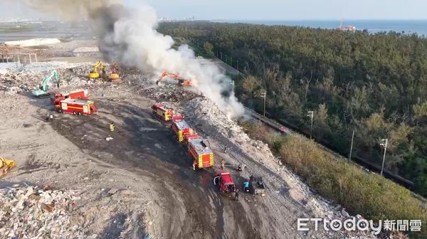 ▲台南安南區城西掩埋場15日下午發生火警,現場濃煙竄天,消防人員全力搶救中。(記者林東良翻攝)