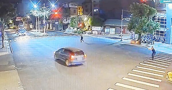 ▲桃園警方昨晚在桃園區中山路附近攔查違規右轉休旅車,該車拒檢且瘋狂逃逸,員警連開5槍射擊輪胎。(圖/桃園警方提供)