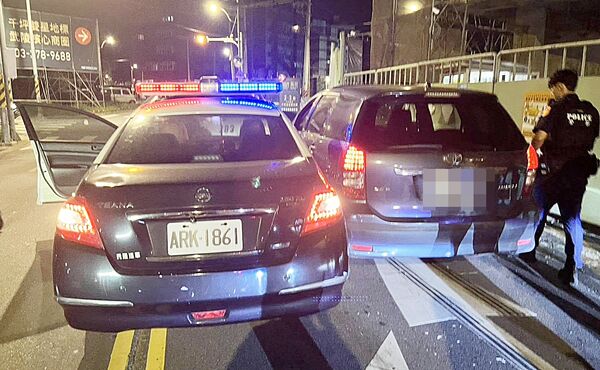▲桃園警網今天凌晨在八德區茄苳路攔查逃逸休旅車到案。(圖/桃園警方提供)