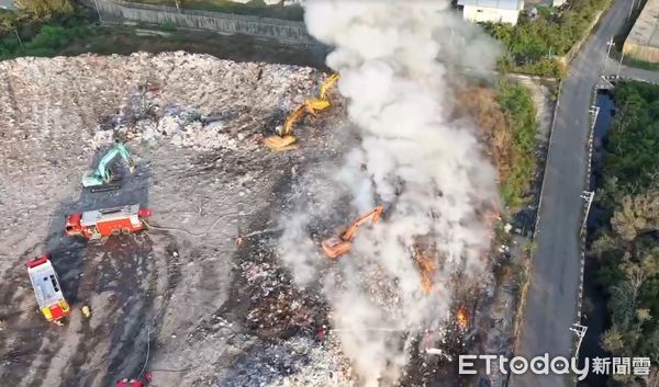 ▲台南安南區城西掩埋場15日下午發生火警,現場濃煙竄天,消防人員全力搶救中。(記者林東良翻攝)