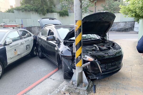 ▲拒檢逃逸的休旅車自撞電桿後,被員警破窗制伏逮捕。(圖/龜山警方提供)
