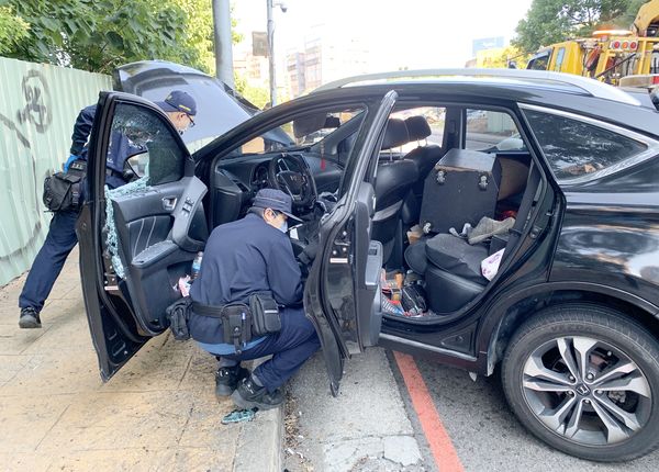 ▲拒檢逃逸的休旅車自撞電桿被警方拘捕,警方在休旅車上蒐證。(圖/龜山警方提供)