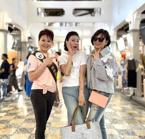 ▲Celine(右起)與創辦人張莉緹、香港代表蕭瑪娜合影。(圖/Cherry提供)