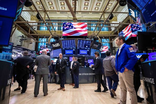 金融市場瞬息萬變,專家建議透過多重資產基金配置,享穩健收益。(翻攝自New York Stock Exchange臉書)