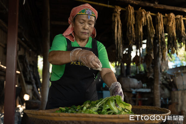 ▲▼體驗當地布農族婦女醃漬酸菜。(圖/縱管處提供,下同)