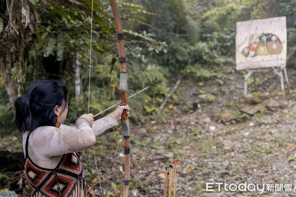 ▲▼體驗當地布農族婦女醃漬酸菜。(圖/縱管處提供,下同)