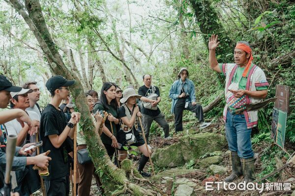 ▲▼體驗當地布農族婦女醃漬酸菜。(圖/縱管處提供,下同)