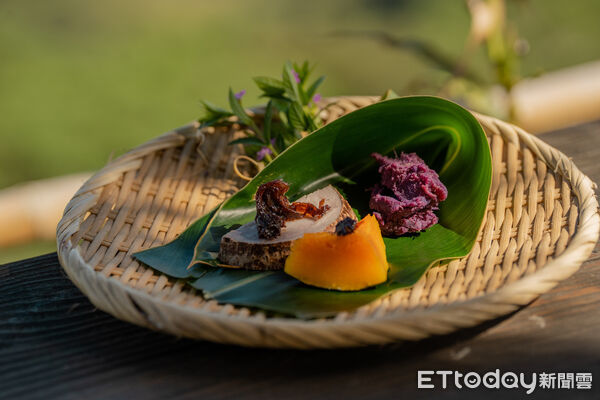 ▲▼體驗當地布農族婦女醃漬酸菜。(圖/縱管處提供,下同)