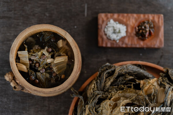 ▲▼體驗當地布農族婦女醃漬酸菜。(圖/縱管處提供,下同)