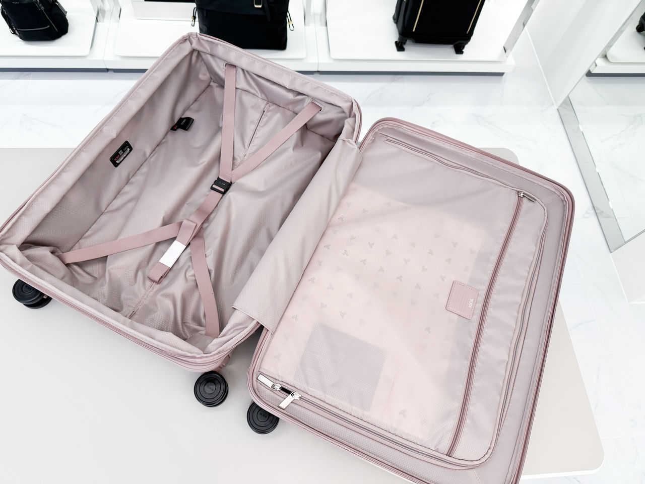 TUMI,RIMOWA,CROWN,行李箱,箱包,旅行,出遊,粉紅色,。(圖/記者李薇攝、品牌提供)