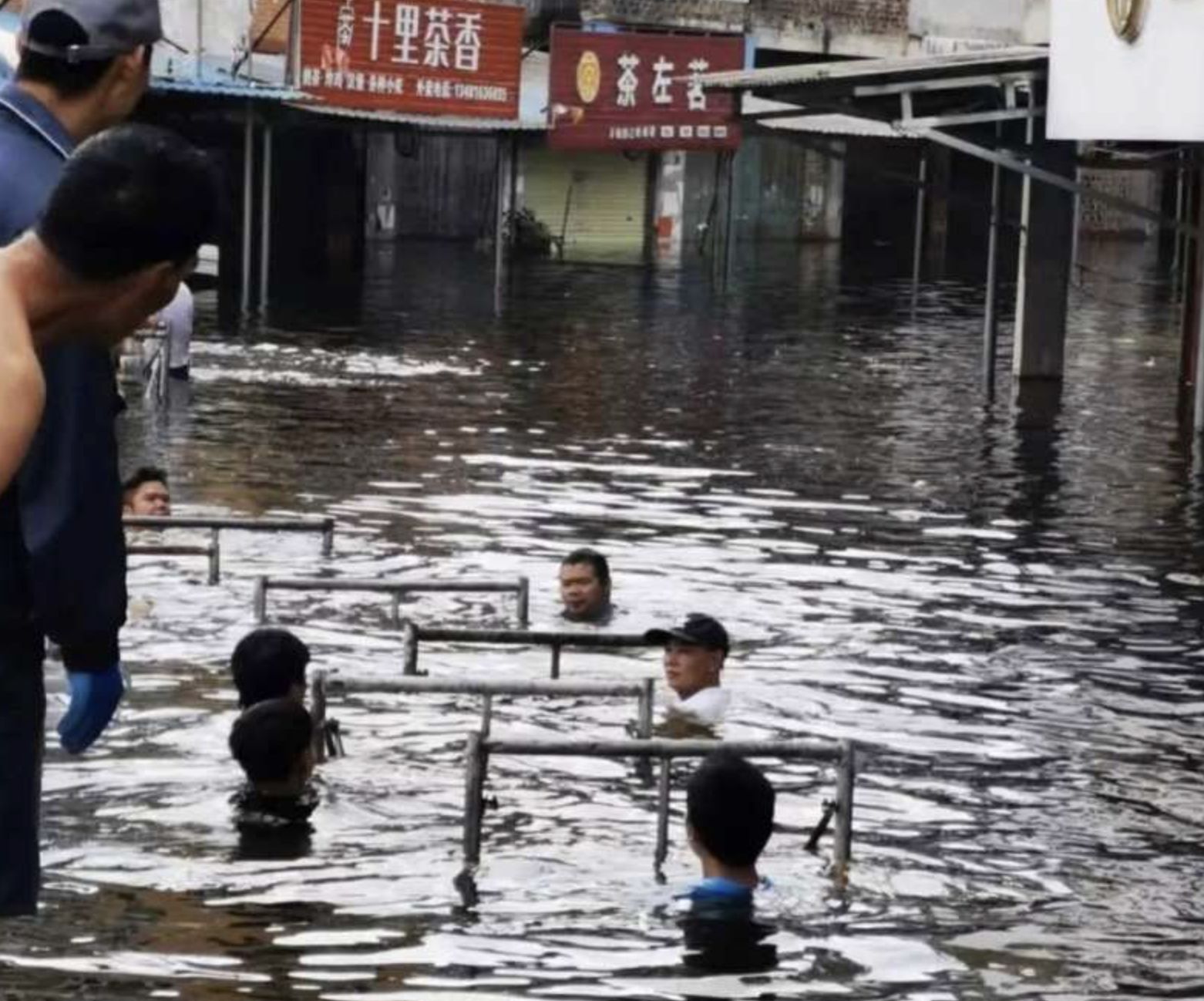 ▲颱風過後十餘天,廣西百色部分鄉村仍泡在水裡。(圖/翻攝上游新聞)