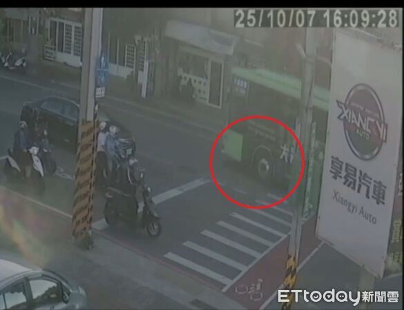 ▲▼ 過馬路遭客運輾壓2次 。(圖/記者沈繼昌翻攝)