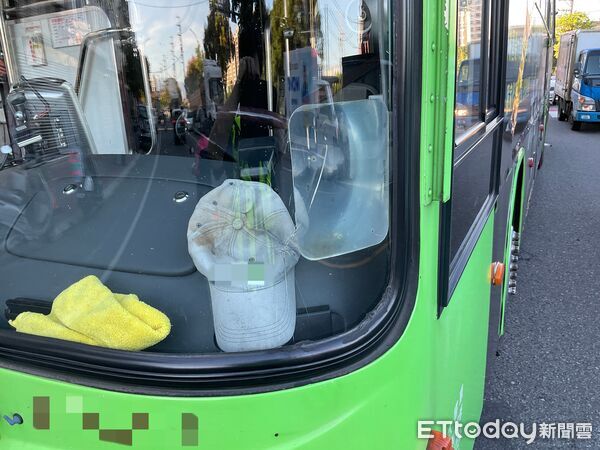 ▲▼ 過馬路遭客運輾壓2次 。(圖/記者沈繼昌翻攝)