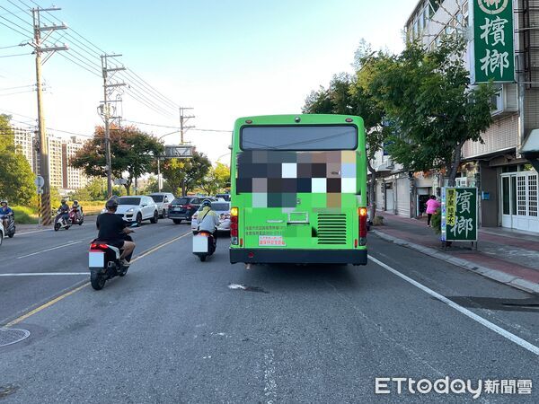 ▲▼ 過馬路遭客運輾壓2次 。(圖/記者沈繼昌翻攝)