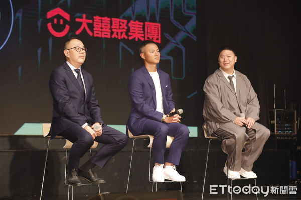 ▲▼大囍聚地產攜手DAMAC地產開發商與福爾摩沙夢想家籃球隊,跨界打造國際地產開發。大囍聚創辦人,也是網紅的TED陳閎元代表大囍聚簽約。(圖/記者湯興漢攝)