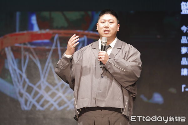 ▲▼大囍聚地產攜手DAMAC地產開發商與福爾摩沙夢想家籃球隊,跨界打造國際地產開發。大囍聚創辦人,也是網紅的TED陳閎元代表大囍聚簽約。(圖/記者湯興漢攝)