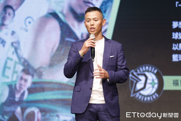 ▲▼大囍聚地產攜手DAMAC地產開發商與福爾摩沙夢想家籃球隊,跨界打造國際地產開發。大囍聚創辦人,也是網紅的TED陳閎元代表大囍聚簽約。(圖/記者湯興漢攝)