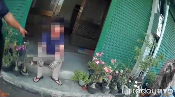 ▲台中恐怖砍殺鄰居犯嫌「全身血衣」呆坐現場。(圖/記者許權毅翻攝)