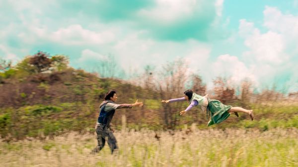 ▲許光漢為了《他年她日》首度嘗試特效燒傷妝,與袁澧林的碼頭離別戲令人揪心。(圖/甲上提供)