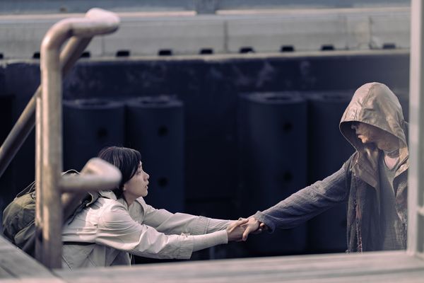 ▲許光漢為了《他年她日》首度嘗試特效燒傷妝,與袁澧林的碼頭離別戲令人揪心。(圖/甲上提供)