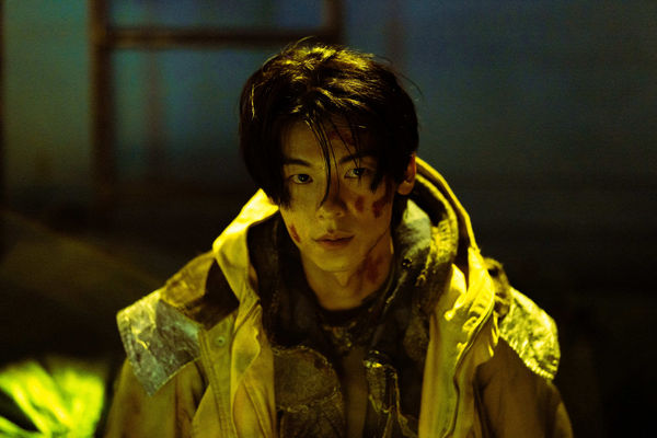 ▲許光漢為了《他年她日》首度嘗試特效燒傷妝,與袁澧林的碼頭離別戲令人揪心。(圖/甲上提供)