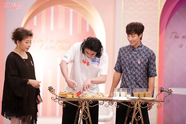 ▲陳孝萱(左)對著卞慶華露一手吹髮技藝。(圖/TVBS)