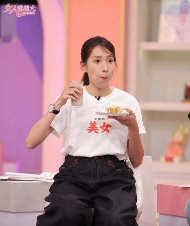 ▲陳孝萱(左)對著卞慶華露一手吹髮技藝。(圖/TVBS)