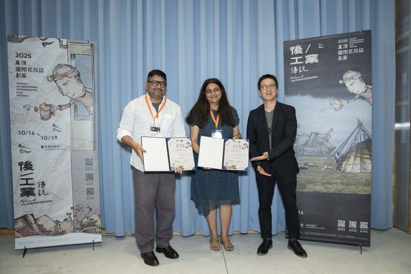 ▲2025台灣國際民族誌影展,(左起)勒嘎舒米導演、影展策展人施永德、導演阿尼班杜塔、阿努帕瑪辛尼瓦桑、影展主席林浩立、影展大使沈可尚。(圖/台灣民族誌影展提供)