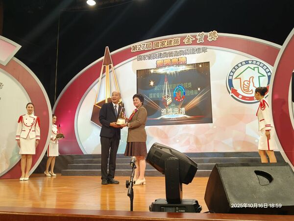 ▲立法院長韓國瑜(中左)頒獎給陳秋妏(中右) 。(圖/陳秋妏提供)