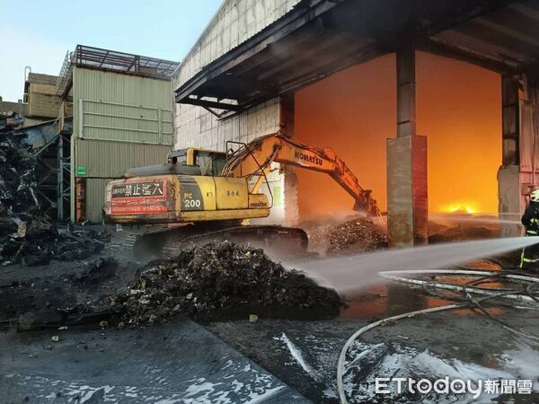 ▲彰化縣伸港鄉1間環保工廠清晨大火。(圖/消防局提供)