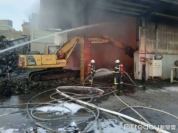 ▲彰化縣伸港鄉1間環保工廠清晨大火。(圖/消防局提供)