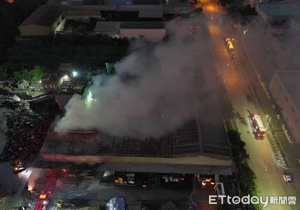 ▲彰化縣伸港鄉1間環保工廠清晨大火。(圖/消防局提供)