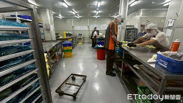 ▲▼衛生局前往「火火選物」中央工廠稽查。(圖/記者許宥孺翻攝)