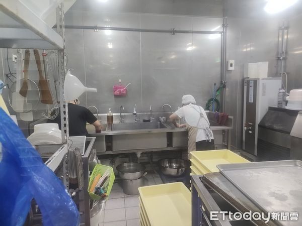 ▲▼衛生局前往「火火選物」中央工廠稽查。(圖/記者許宥孺翻攝)