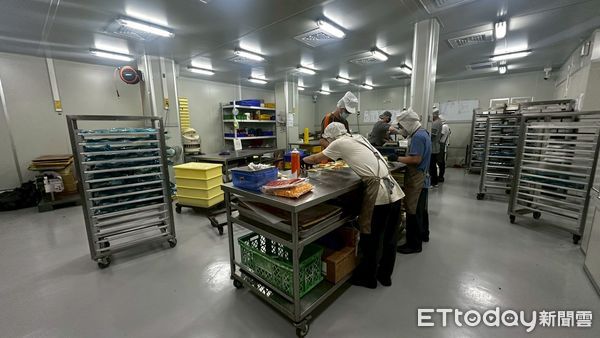 ▲▼衛生局前往「火火選物」中央工廠稽查。(圖/記者許宥孺翻攝)