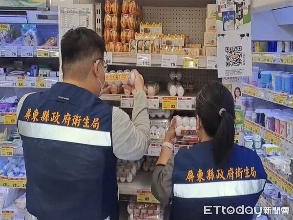 ▲衛生局人員抽驗市售雞蛋。(圖/屏東縣衛生局提供)