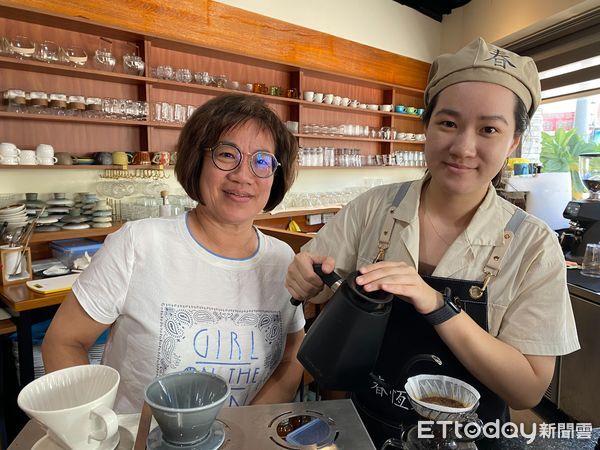 ▲曾莉捷沖泡咖啡。(圖/記者陳崑福攝)