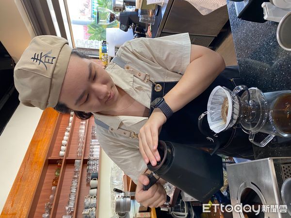 ▲曾莉捷沖泡咖啡。(圖/記者陳崑福攝)