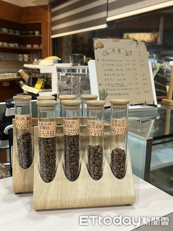 ▲曾莉捷沖泡咖啡。(圖/記者陳崑福攝)