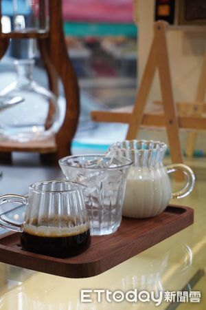 ▲曾莉捷沖泡咖啡。(圖/記者陳崑福攝)