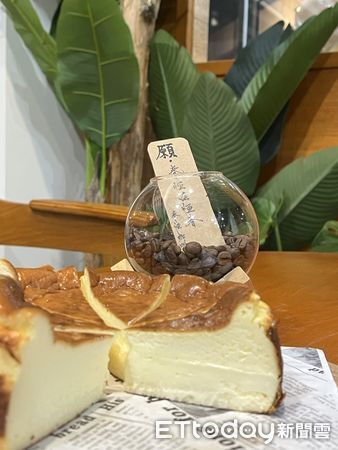 ▲曾莉捷沖泡咖啡。(圖/記者陳崑福攝)