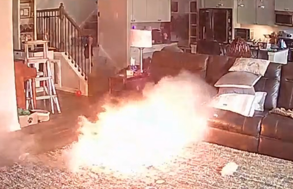 狗狗把「鋰電池當玩具亂咬」爆火花 消防隊主人發現住家失火嚇。(圖/翻攝自Chapel Hill Fire Department)