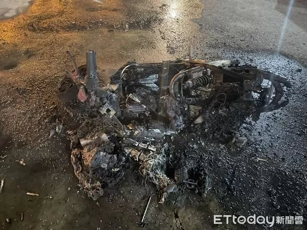 ▲▼ 澎湖馬公市東安宮前,昨(16)日一輛電動摩托車起火燃燒 。(圖/記者澎湖翻攝)