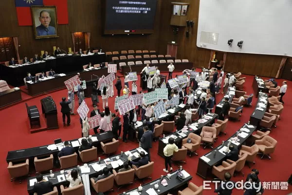 ▲▼立法院會今三讀通過規模5700億元的韌性特別預算,眾所矚目的普發現金案無異議通過。(圖/記者湯興漢攝)